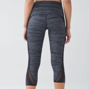 Lululemon High Rise Wunder Under Crop. Size 4.
